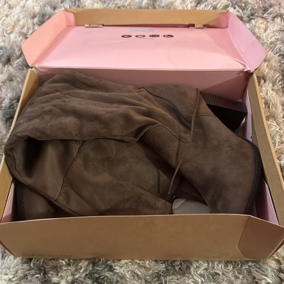 Knee high boots - Picture 3 of 3